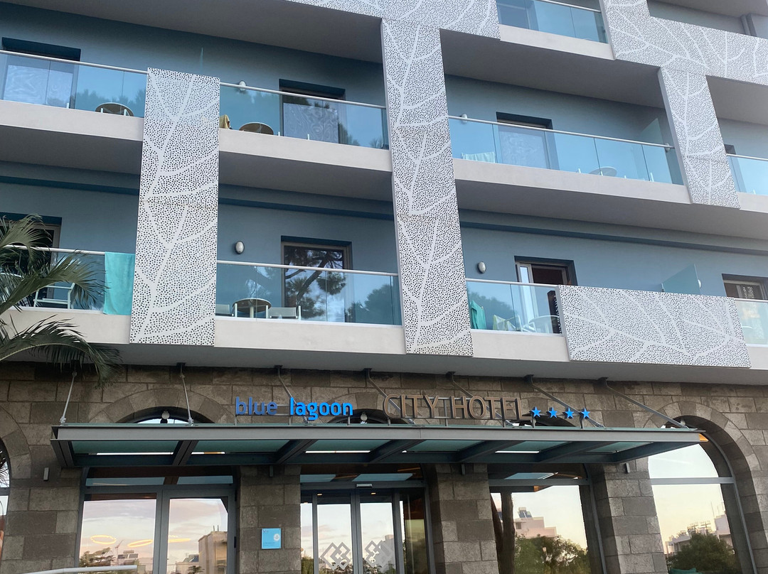 蓝礁湖城市酒店主图