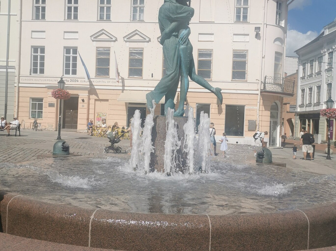 'The Kissing Students' sculpture and fountain-塔尔图必去景点