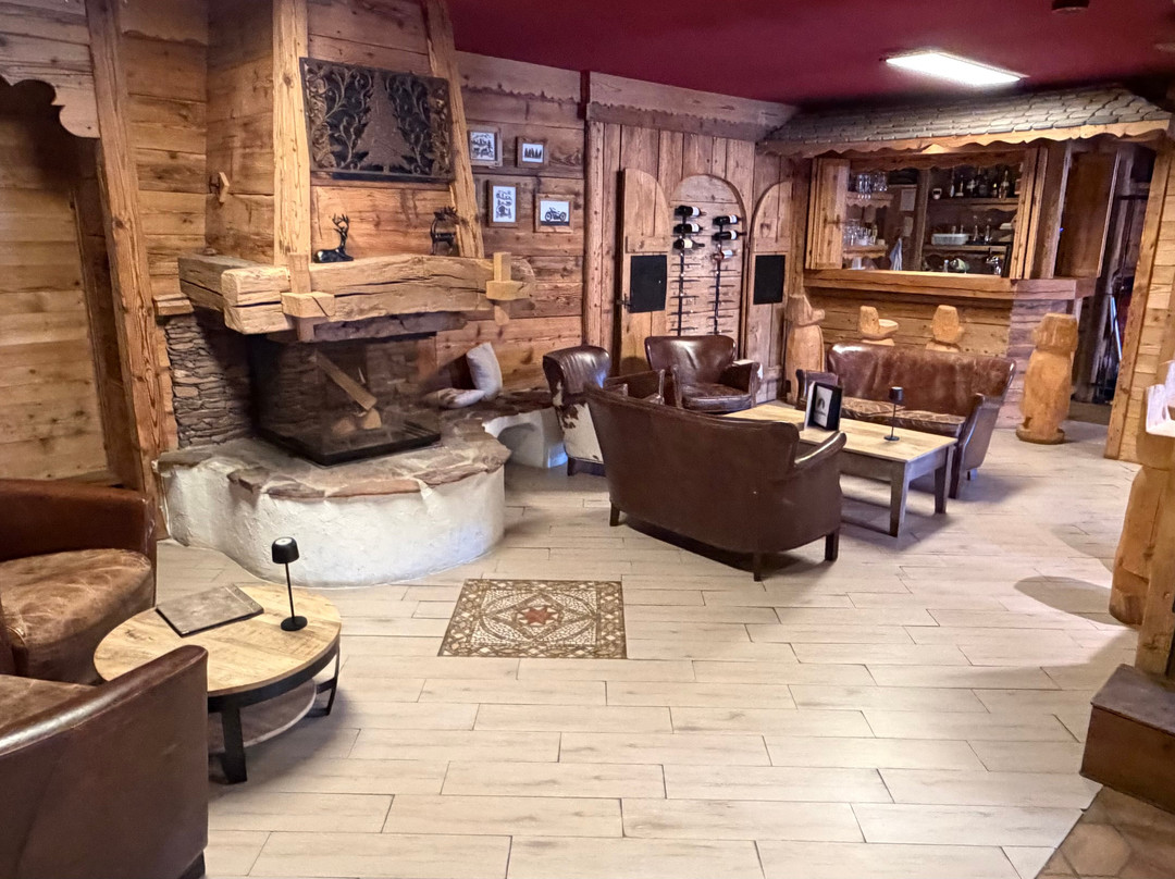 小木屋大酒店主图