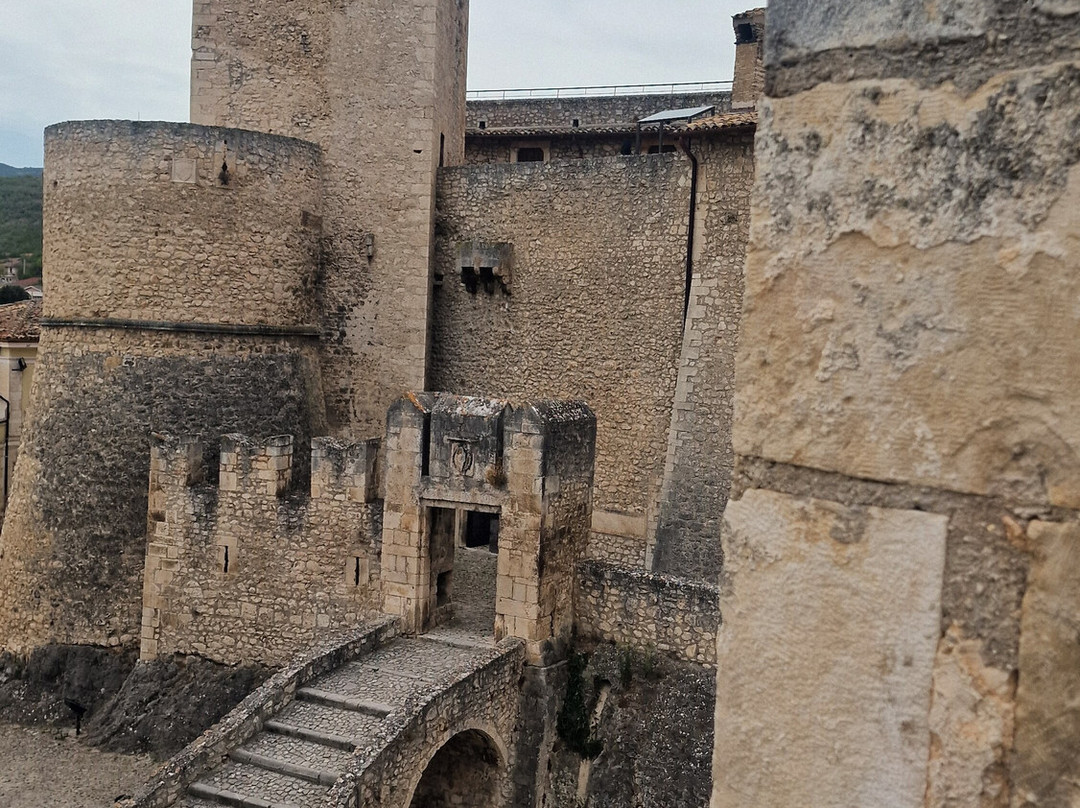 Castello Piccolomini di Capestrano-Capestrano必去景点