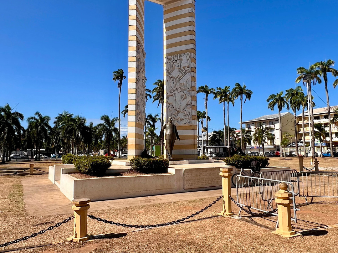 Avenue du Général de Gaulle-卡宴必去景点