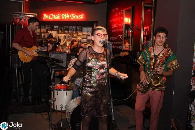 Finiq旅游景点-ROX Cafe Bar