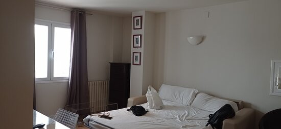 莱昂诺尔德阿基塔尼亚酒店主图