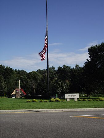 Uss Thresher Memorial Flagpole景点图片