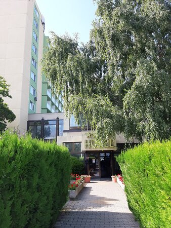 魔吉师酒店主图