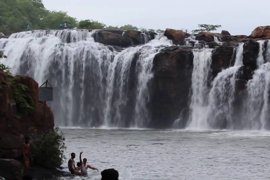 Bogatha Waterfall景点图片