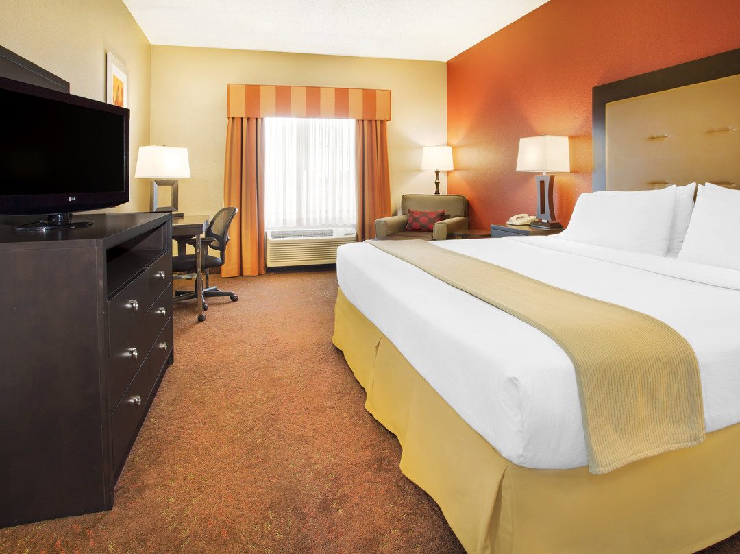 曼西快捷假日套房酒店主图