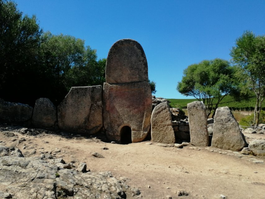 Tomba dei Giganti di Li Lolghi-Arzachena必去景点