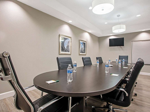 维多利亚南拉昆塔温德姆套房酒店主图