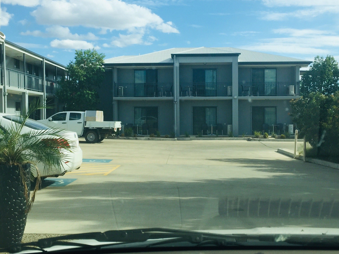 The Royal Motel Miles主图