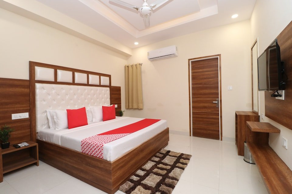 OYO 29377 West Inn