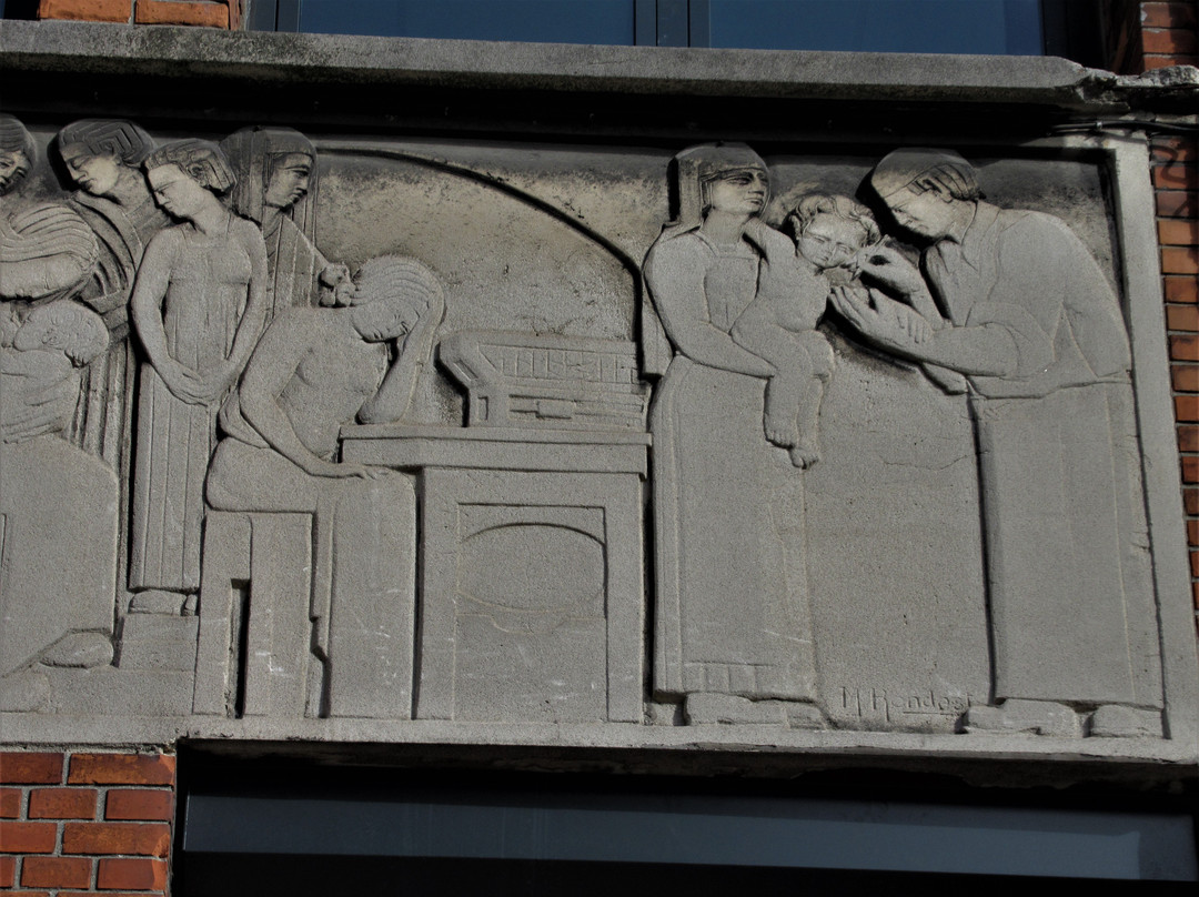 Bas-reliefs de la façade du dispensaire Louise Michel-Romainville必去景点