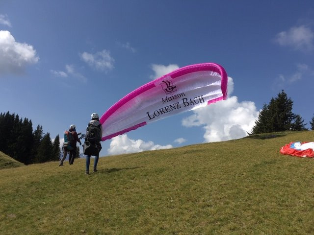 Paragliding Gstaad Switzerland景点图片