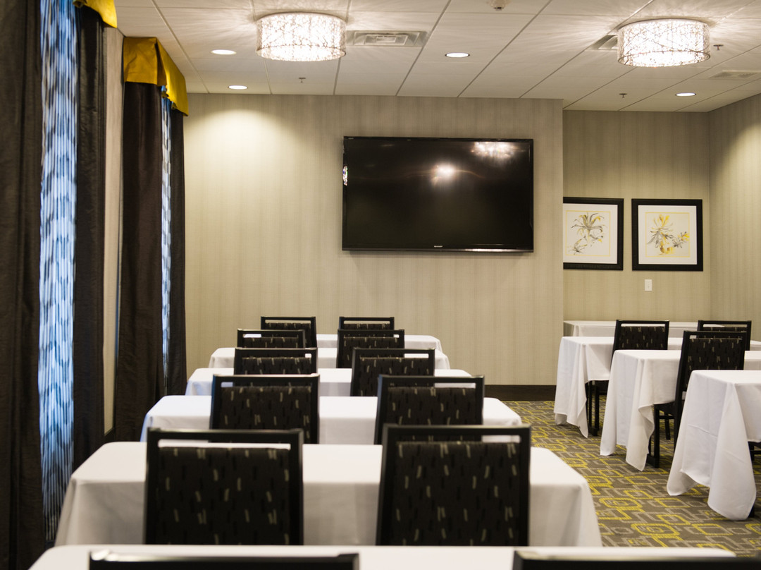 Holiday Inn Express & Suites Madison Central By IHG主图