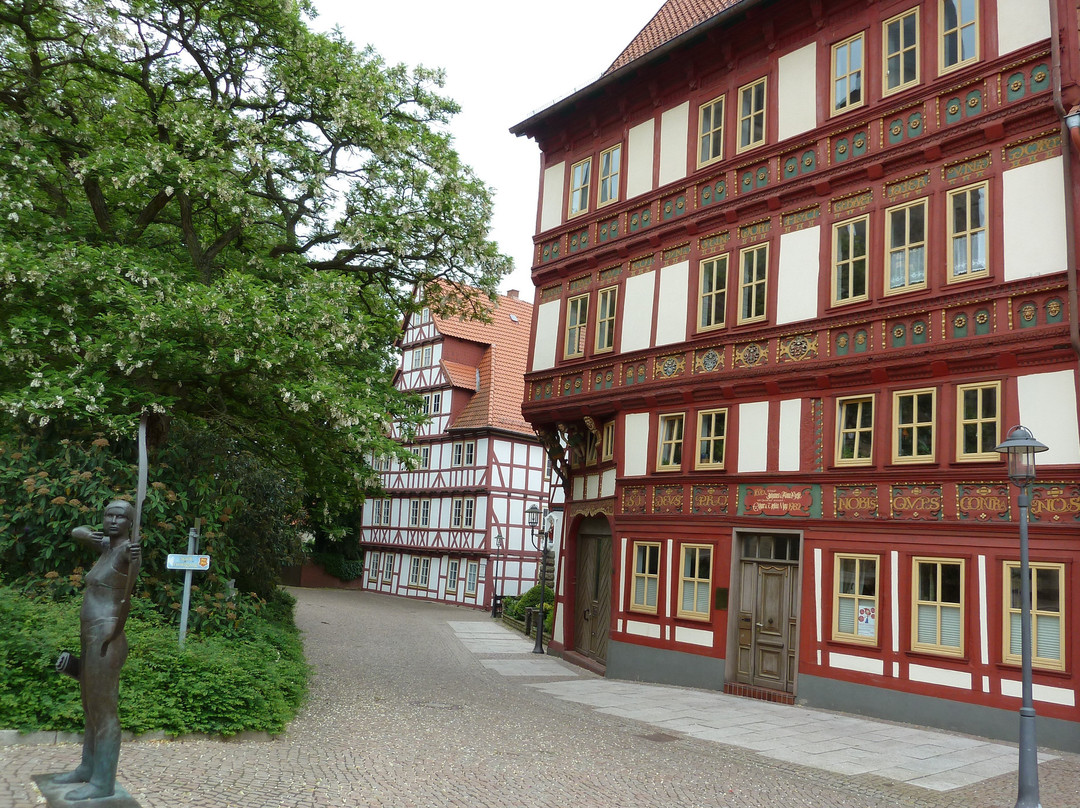 Frau mit Pfeil und Bogen