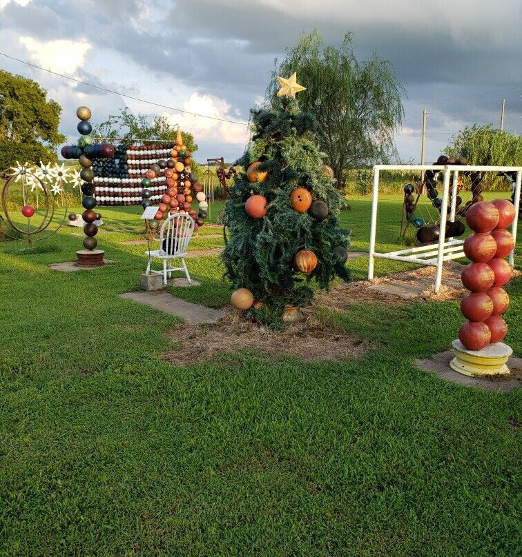 Bowling Ball Yard Art-Nowata必去景点