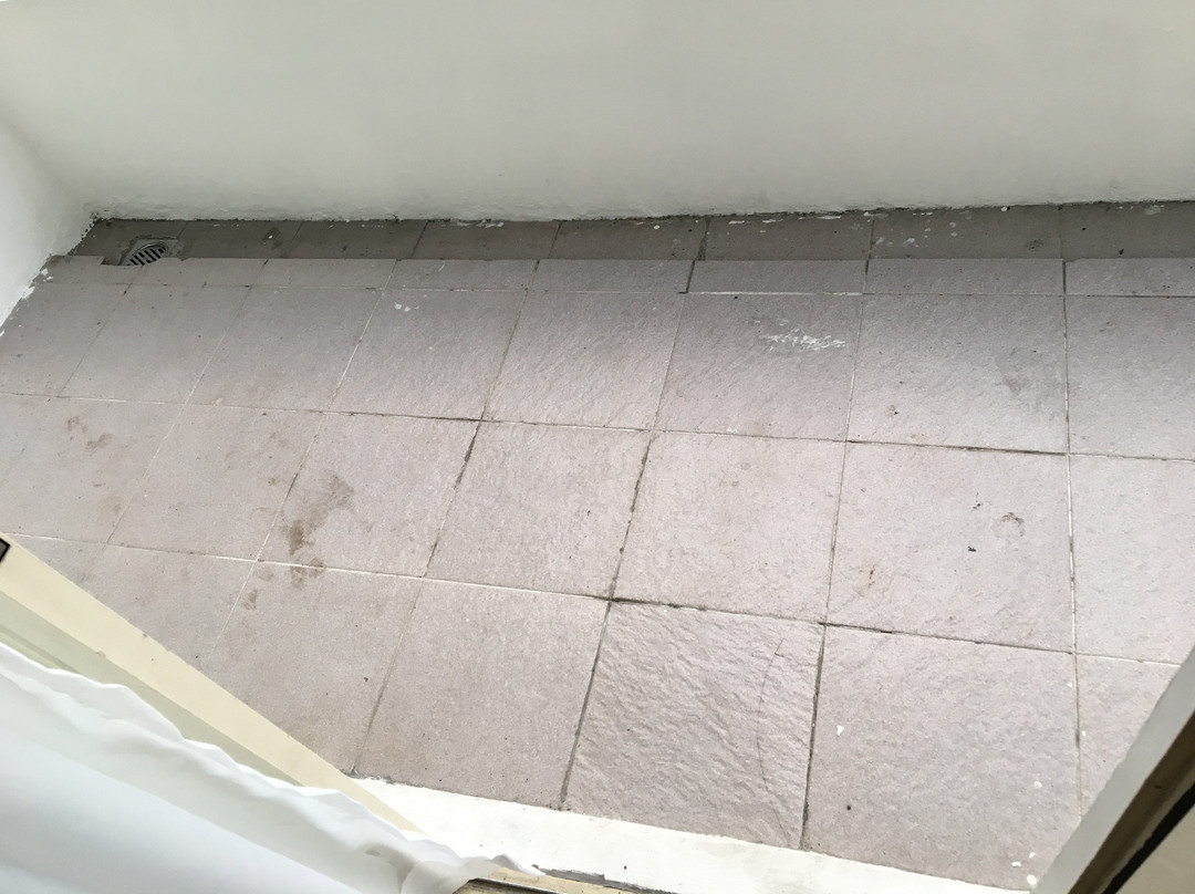 瑞雅巴布亚酒店主图