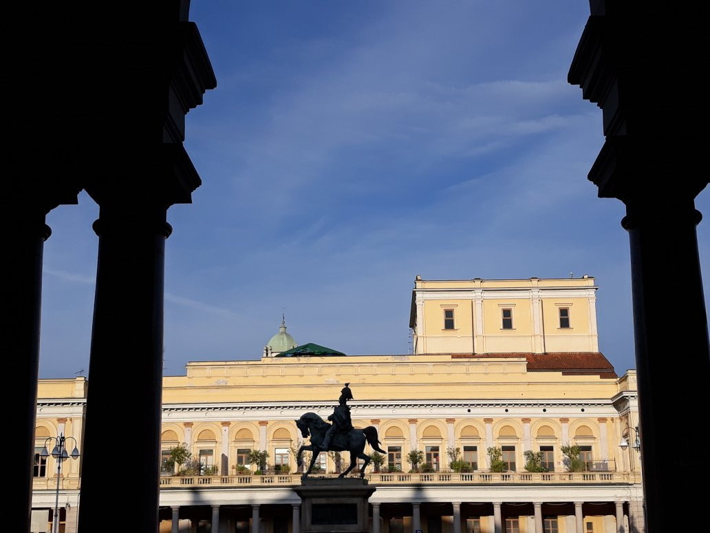 Statua Vittorio Emanuele II-诺瓦拉必去景点