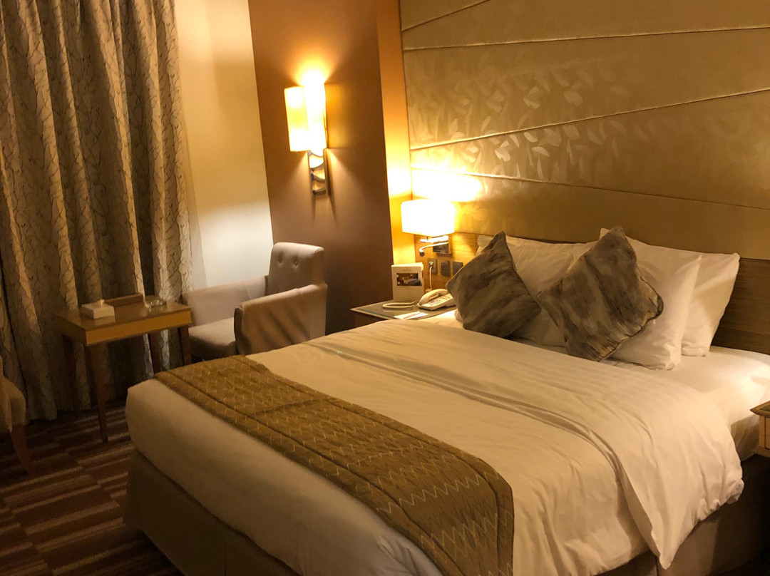 金色郁金香酒店主图