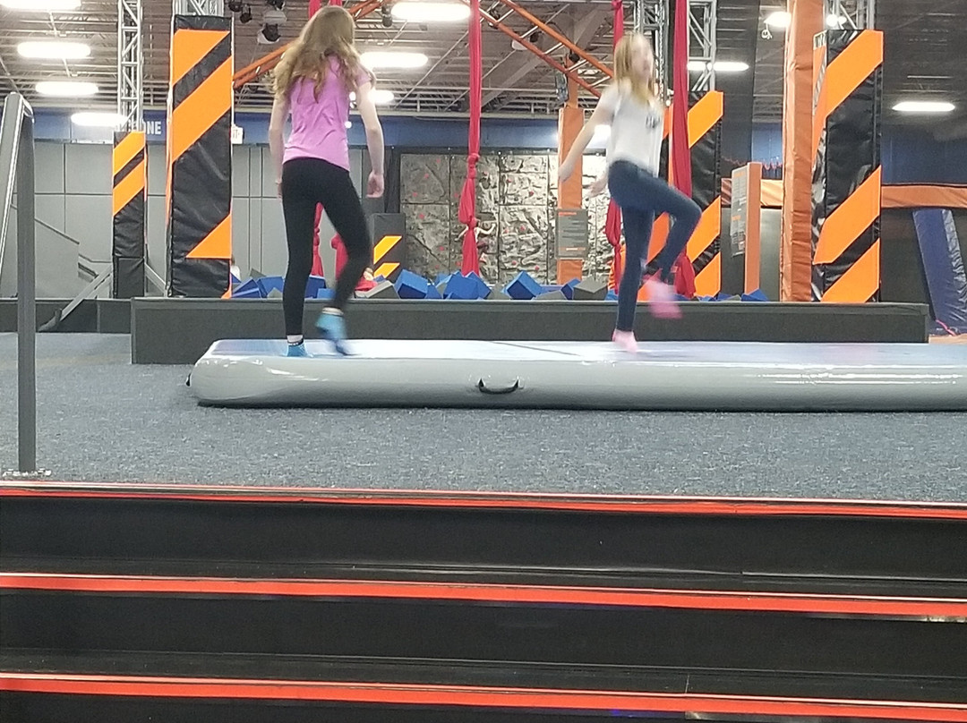 Sky Zone Indoor Trampoline Park景点图片