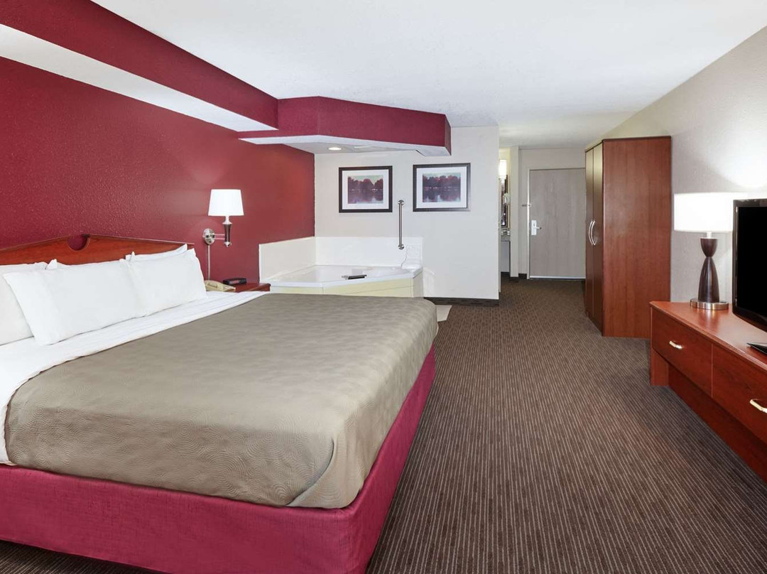 AmericInn by Wyndham Douglas / Saugatuck主图