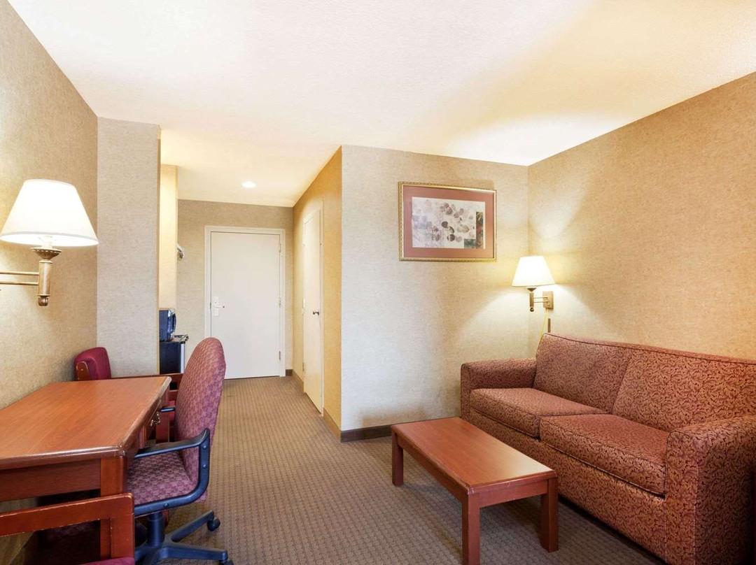 Days Inn & Suites by Wyndham Wynne主图