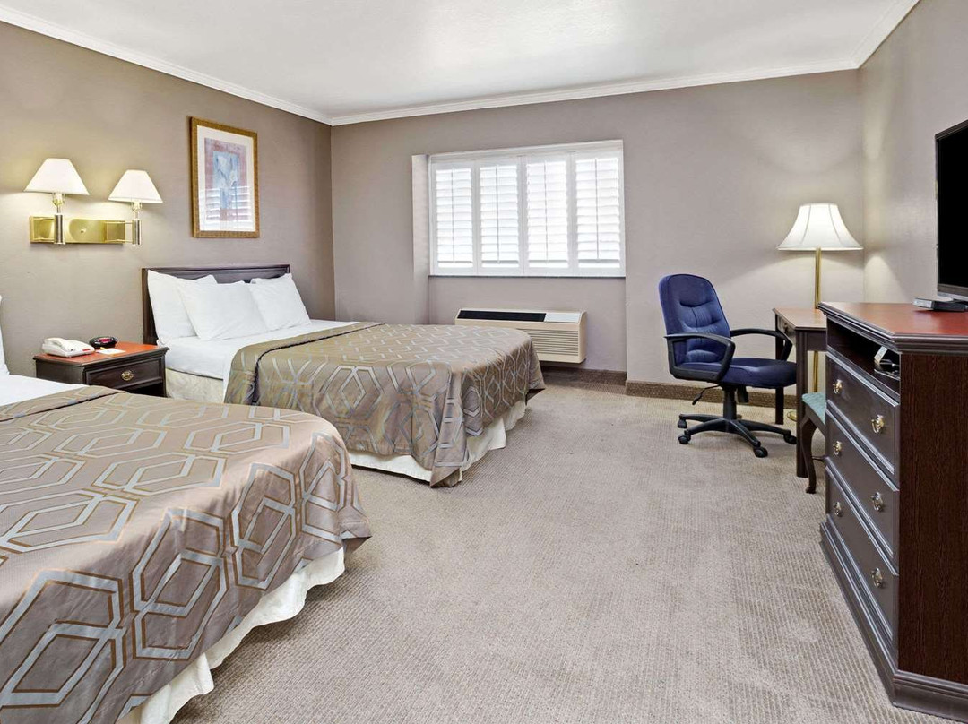 西柯维纳市戴斯酒店主图