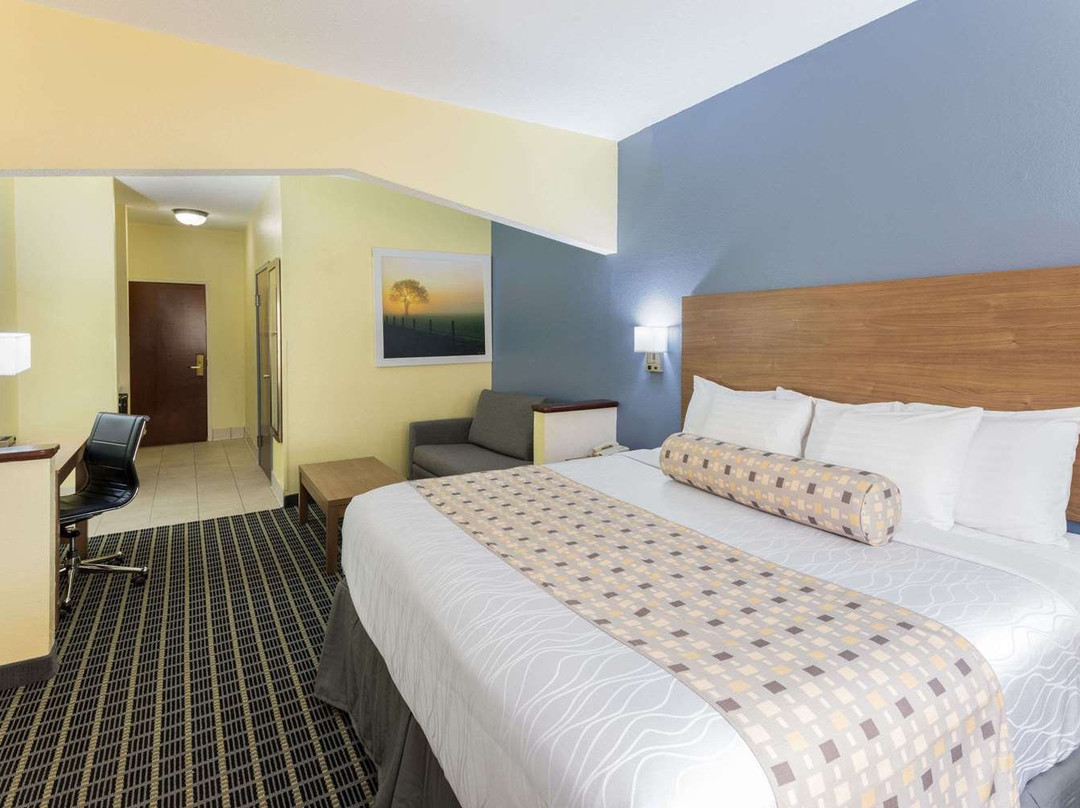 戴斯套房酒店主图