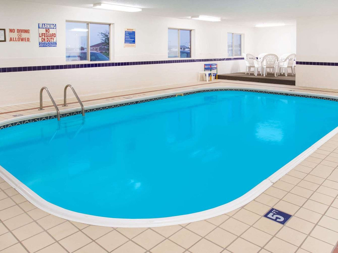 蒙莫斯温德姆速8酒店主图