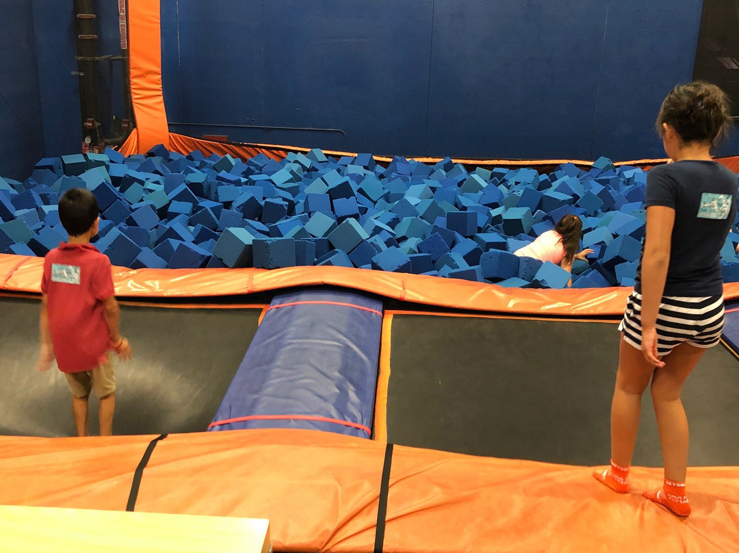 Sky Zone Trampoline Park-多拉必去景点