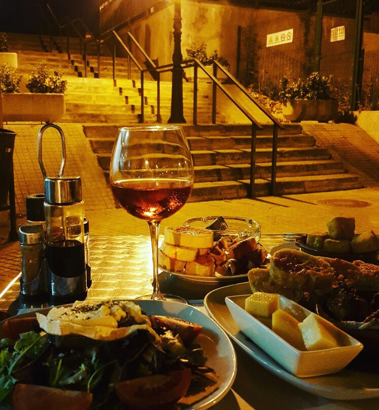 Vallromanes餐馆和美食-Café La Plaça