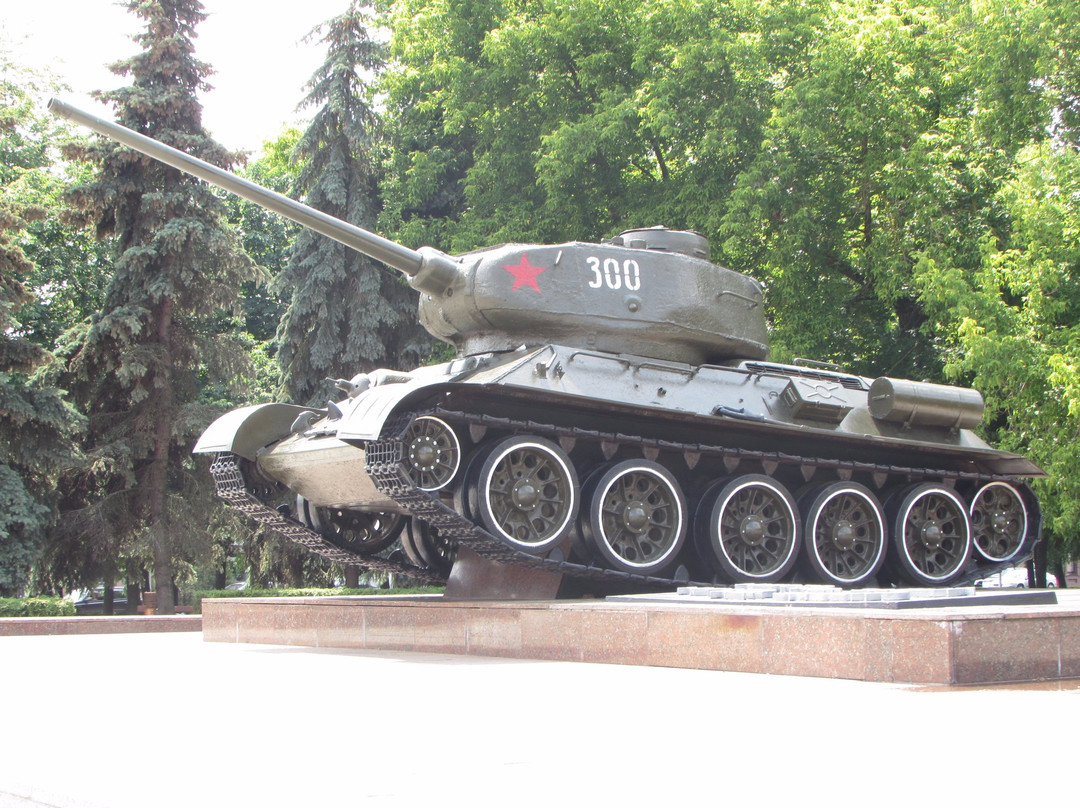 Tank Monument on the tomb of General B.S.Baharova-Bobrujsk必去景点