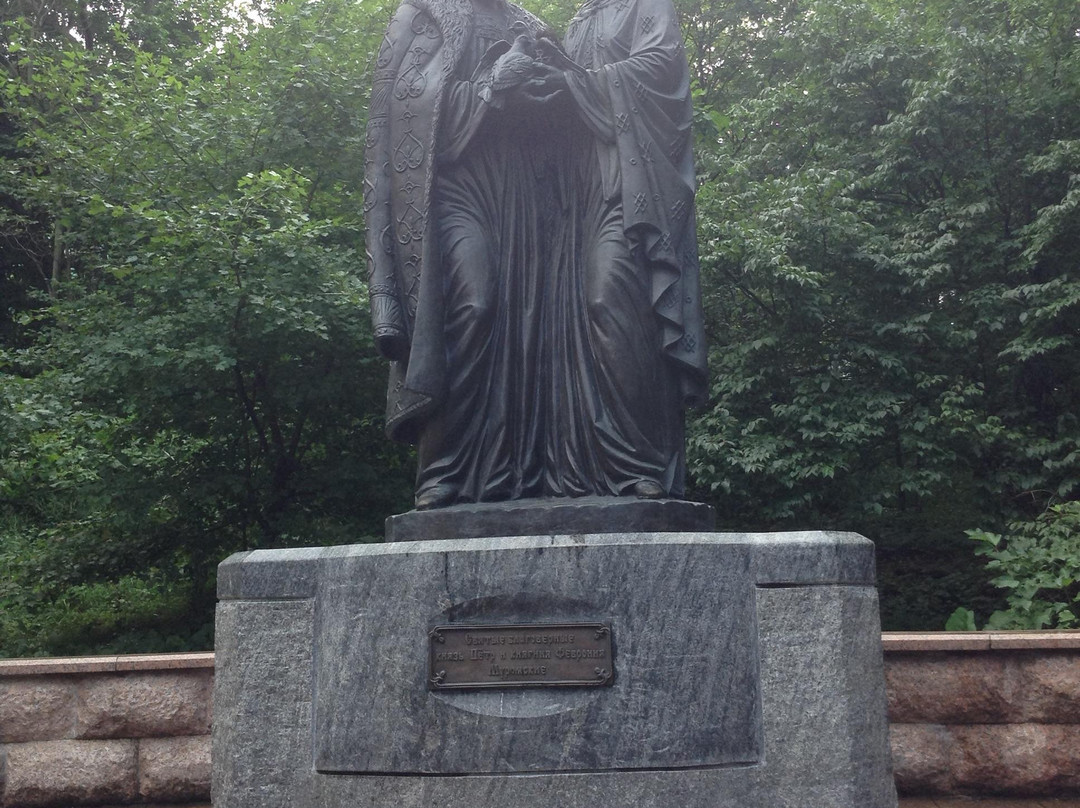 Saint Peter and Fevroniya of Murom Sculpture-海参崴必去景点