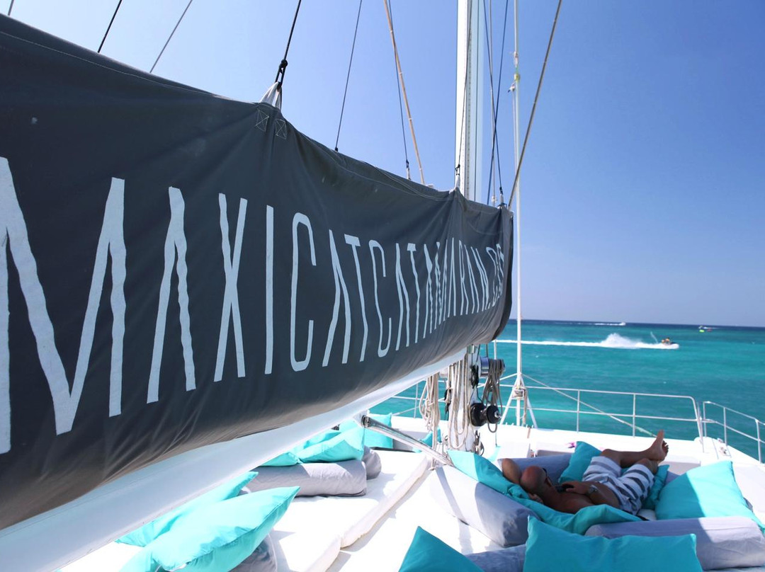 Catamaran Maxicat景点图片