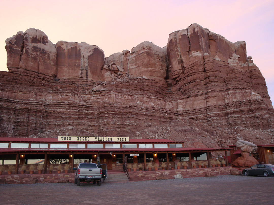 Twin Rocks Trading Post-布拉夫必去景点