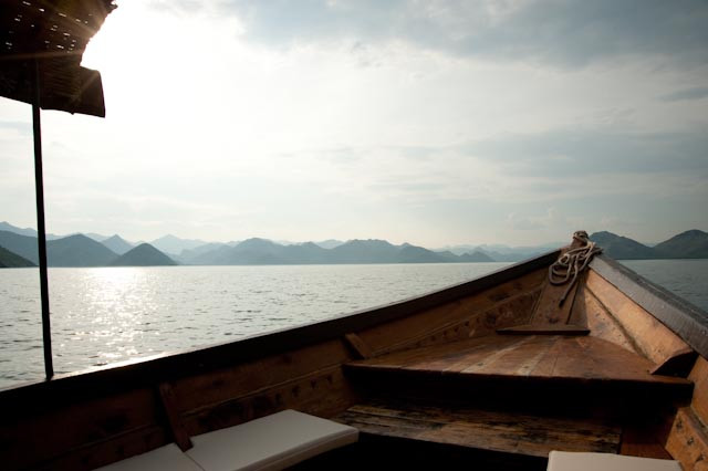 Golden Frog boat-维尔巴札拉必去景点