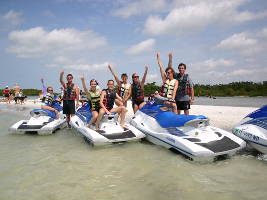 Holiday Water Sports-迈尔斯堡海滩必去景点