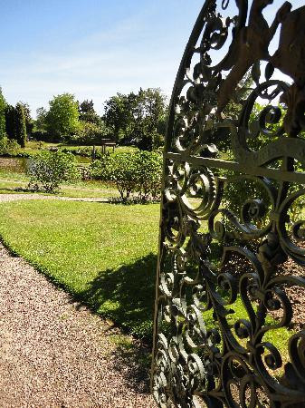 Cholmondeley Castle Gardens景点图片