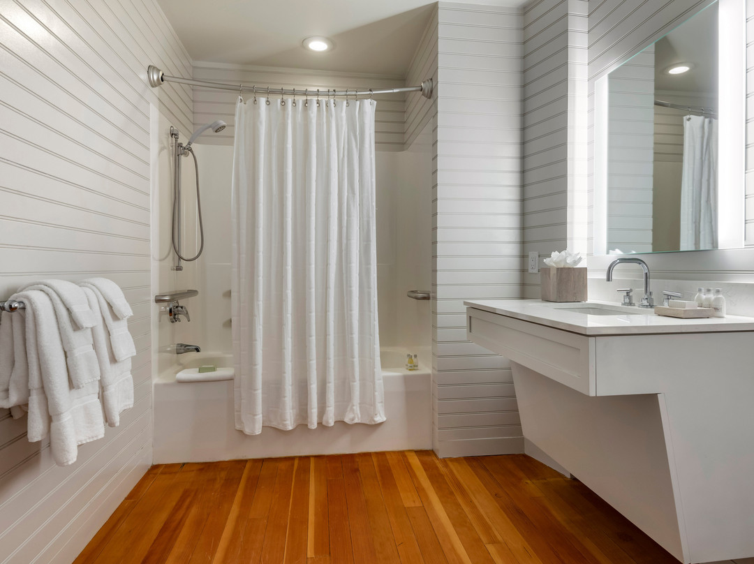 湖畔米尔瀑布酒店主图