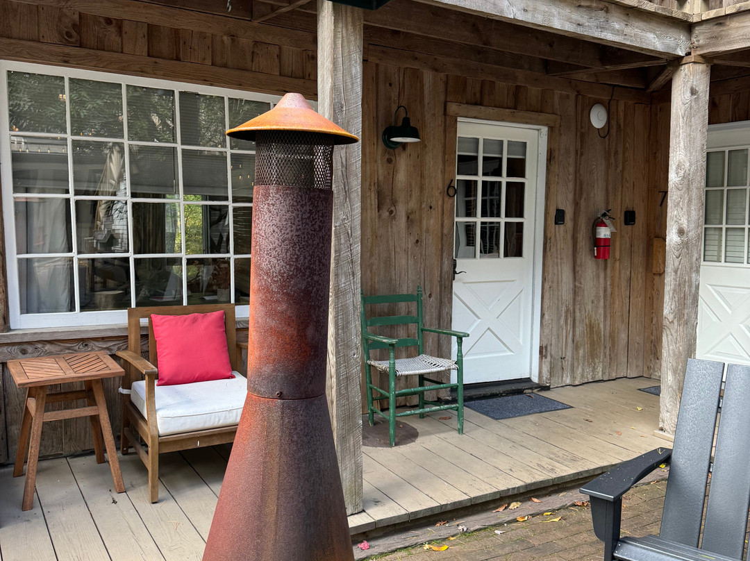 The Outpost Inn主图