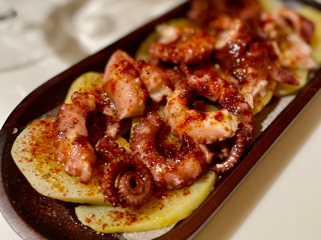 Lola - Tapería & Wine Bar