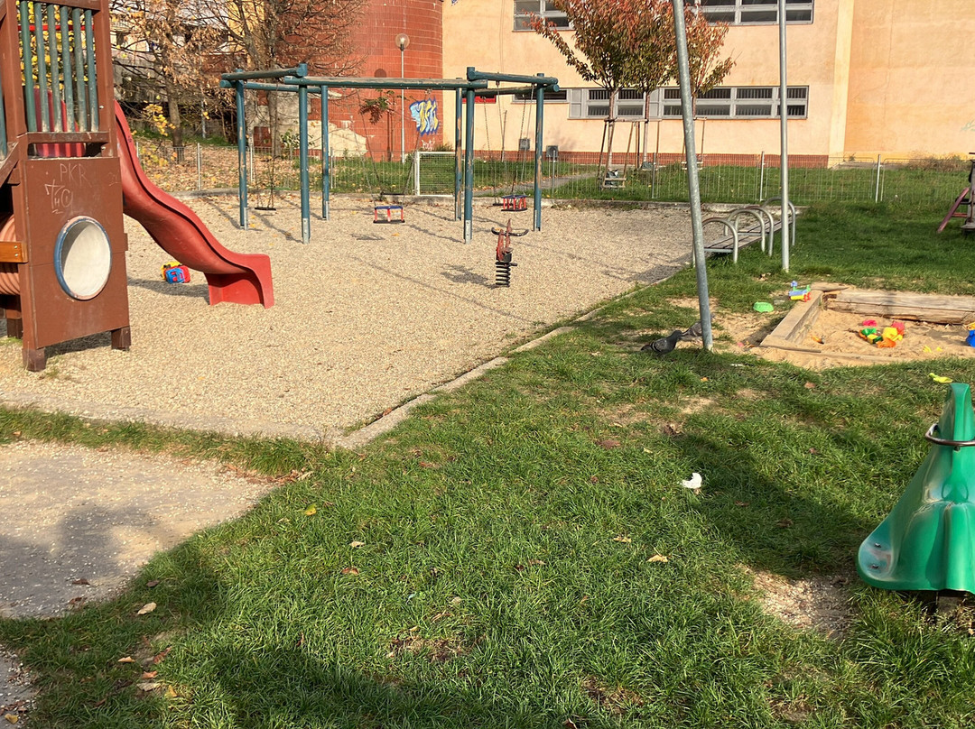 Kinderspielplatz Znievska-Karlova Ves必去景点