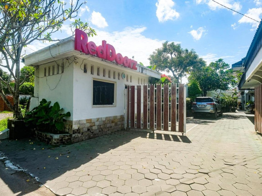 RedDoorz Plus Near Adisucipto Airport 2