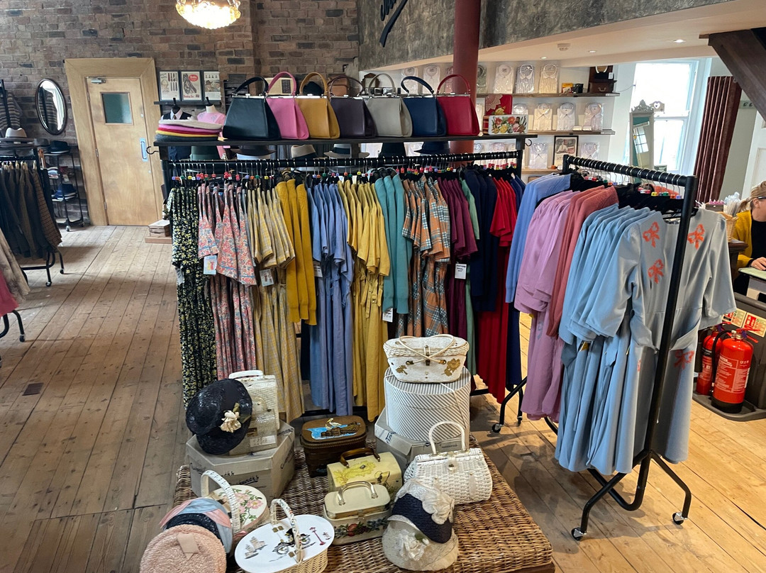Revival Vintage Clothing-Huddersfield必去景点