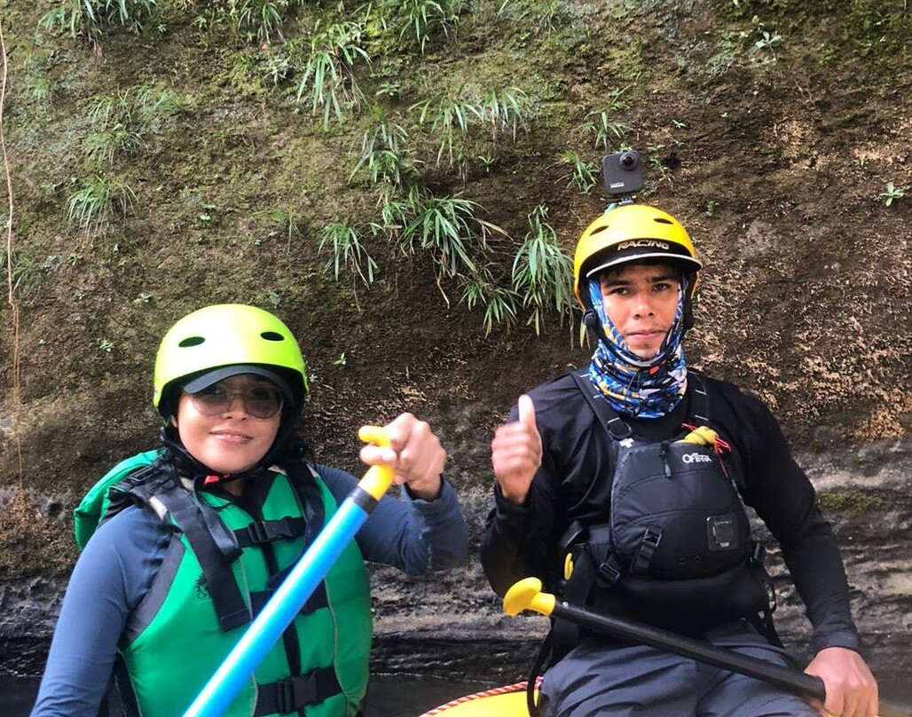 "Green Aventura: Descubre la Emoción del Rafting en el Increíble Cañón del Güejar"