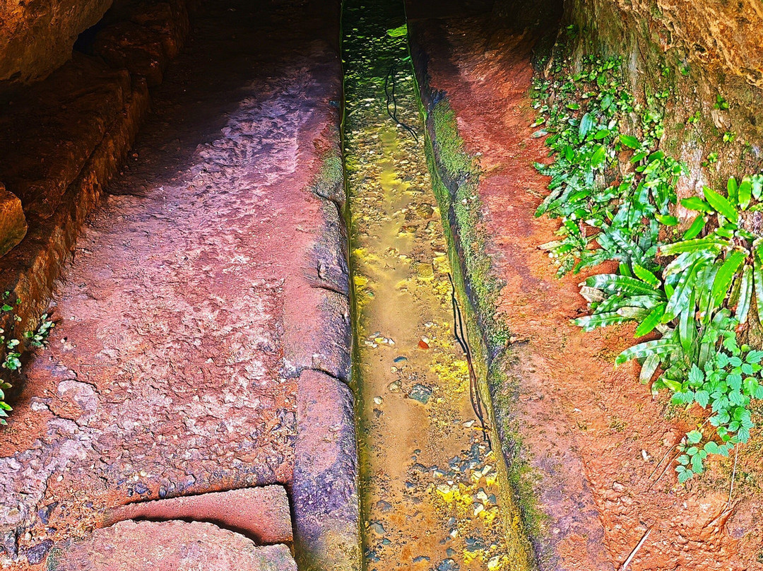 La Grand Font - Fontaine Romaine Souterraine-Le Douhet必去景点