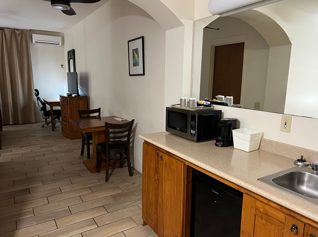 Tradewinds Hotel主图