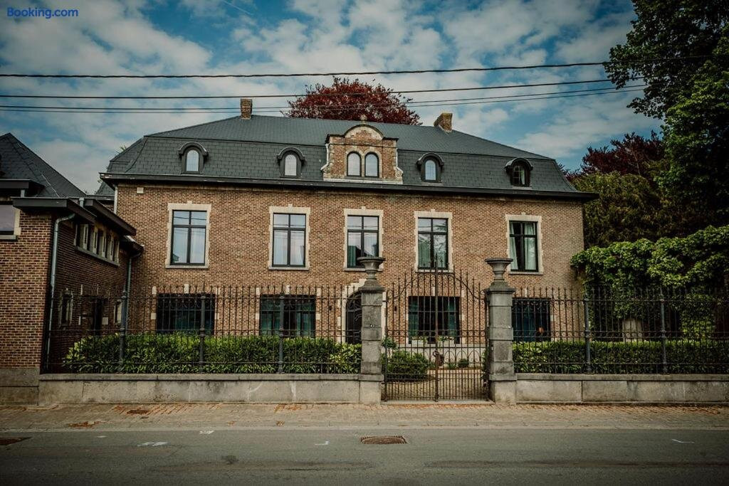 Relais M