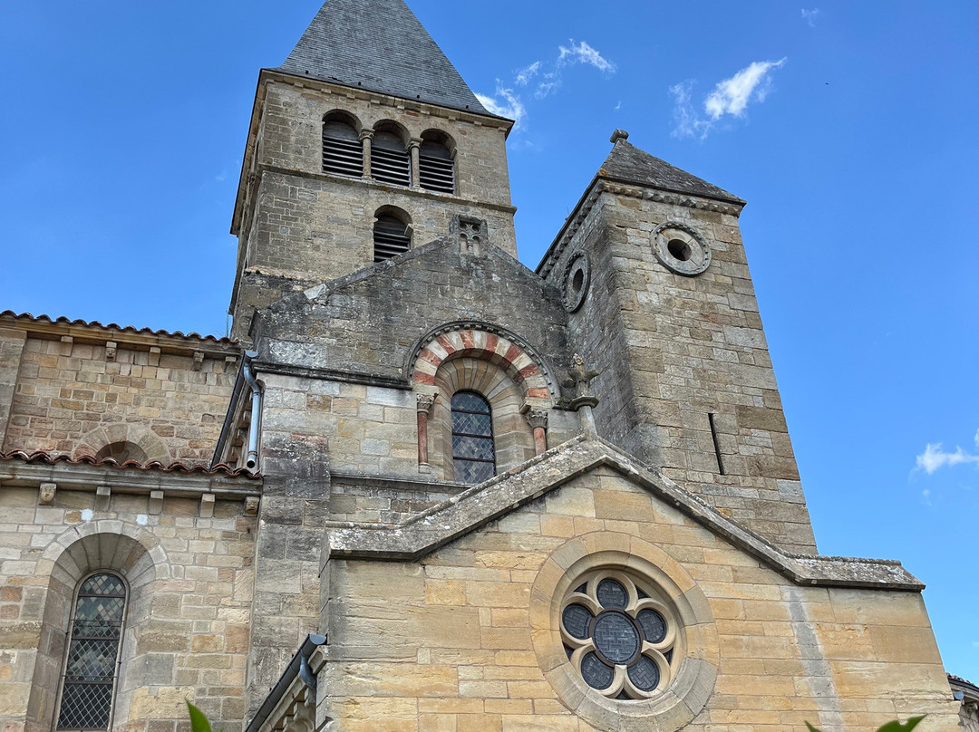 Eglise Notre-dame-de-la-nativité-Bois-Sainte-Marie必去景点