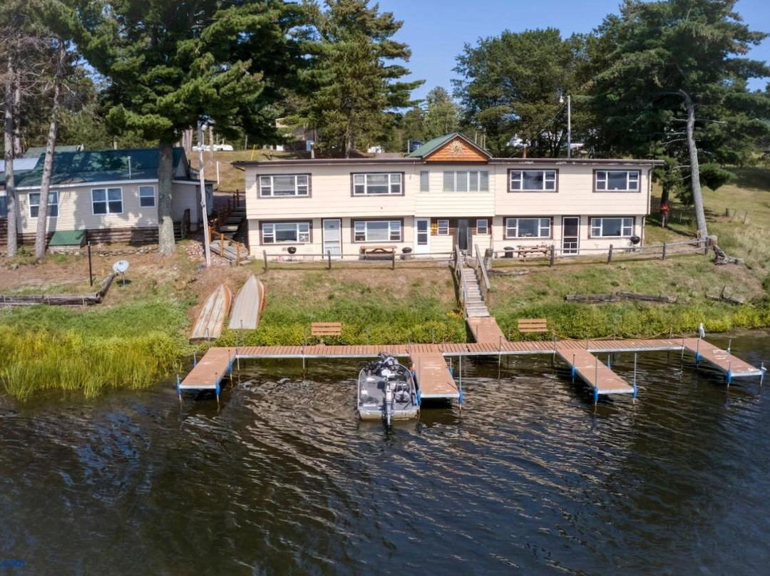 Lakeside Cabins at Wedges Hideaway